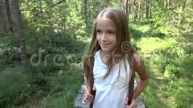 在森林里散步的孩子，户外的孩子，野营探险的女孩
