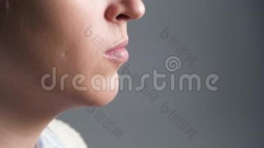 女人打喷嚏，用纸巾闭上嘴。 过敏，猫毛，灰尘，感冒，流感，鼻炎的概念.. 侧视图