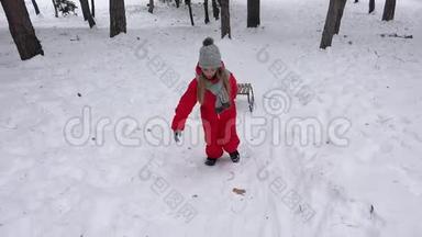 孩子们在雪地里滑，孩子们在冬天玩耍，小女孩在公园里滑