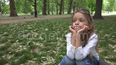 伦敦公园的孩子，无聊的小女孩躺在草地上，白金汉家的孩子唱歌