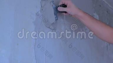 粉刷工人用<strong>腻子</strong>粉刷墙面，调整墙面，手工特写。
