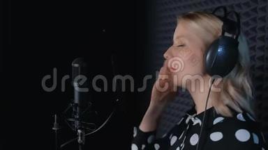 女歌手戴耳机唱歌，<strong>麦克风录音</strong>歌曲在<strong>录音</strong>室。
