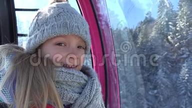 冬季滑雪<strong>缆车</strong>中的儿童，<strong>缆车</strong>中的儿童，山区中的女孩，阿尔卑斯山的景色