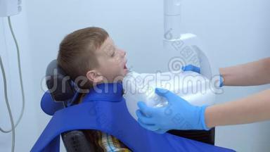 牙科诊所为十几岁男孩儿童做牙齿x光，侧视。