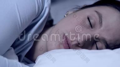 女孩不能睡着。 <strong>失眠</strong>的概念。 年轻迷人的白种人女孩独自躺在床上眨着眼睛看着