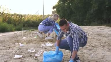 两名青年<strong>志愿</strong>者在河岸捡垃圾。 <strong>志愿</strong>人员概念。