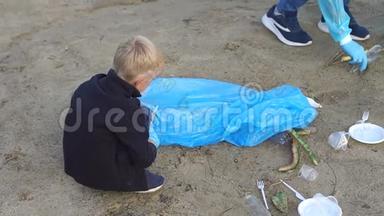 幼儿志愿者用垃圾袋在户外清理垃圾..