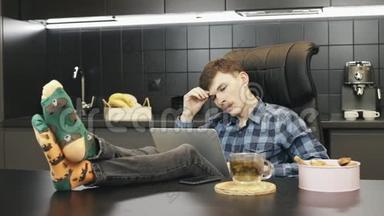 疲惫的男人在工作中思考问题，看着<strong>笔记本</strong>电脑屏幕。 体贴的商人在<strong>笔记本</strong>电脑的工作中迷失了思想。 塞尔维亚