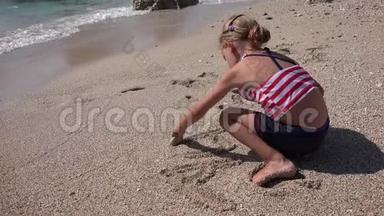 4K孩子在沙滩上画画，孩子在海边玩耍，女孩在海浪中洗澡