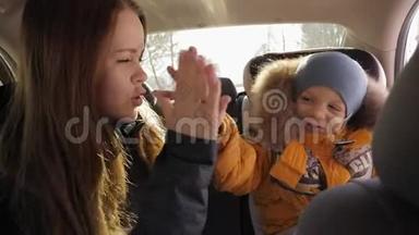 一个快乐的<strong>妈妈带</strong>着一个<strong>小孩</strong>子玩得开心，在后座的车里玩。