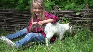 孩子与猫玩耍，孩子宠爱宠物，快乐微笑女孩与小猫在草地花园