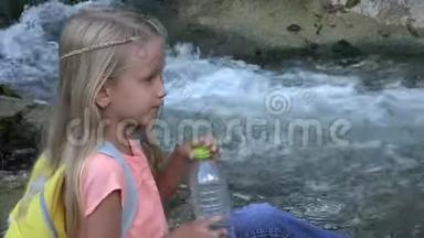 4K孩子喝水，小溪快乐的孩子，山河女孩喝水