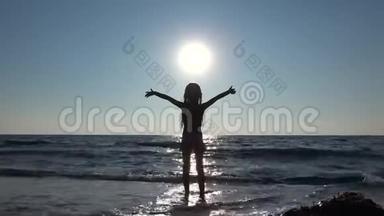 4K孩子在阳光海岸的海滩上<strong>玩耍</strong>，阳光海岸的剪影女孩在<strong>海边</strong>的夏季景观