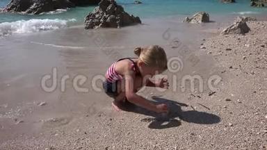 4K孩子在沙滩上画画，孩子在海边玩耍，女孩在海浪中洗澡