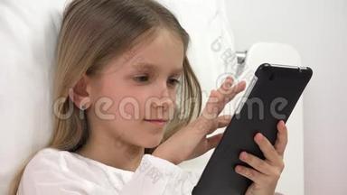 孩子在<strong>床上玩</strong>平板电脑，孩子在触摸屏智能<strong>手机上</strong>浏览互联网，女孩的肖像在电脑<strong>上</strong>不睡觉。
