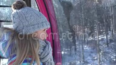 冬季滑雪缆车中的儿童，缆车中的儿童，阿尔卑斯山的山景