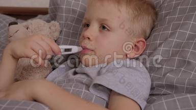 水痘小男孩躺在床上，嘴里叼着温度计。