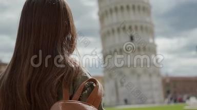 后景游客女孩看<strong>比萨斜塔</strong>在晴天。 观光。 著名的地标。 意大利<strong>比萨</strong>