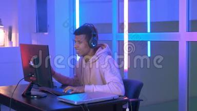 失望的黑人玩家在个人电脑上丢失在线游戏的中镜头。