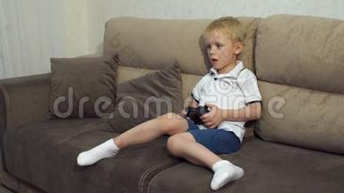 游戏电子游戏概念-兴奋的男孩玩游戏与操纵杆。