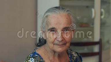 一个<strong>八十岁</strong>老病妇在家中沙发上的画像。