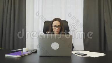 女老板在<strong>办公</strong>室<strong>用笔</strong>记本电脑工作。 年轻专注的黑发女士在做工作，坐在她的<strong>办公</strong>桌前。 集中业务