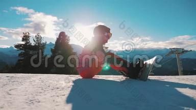 坐在山顶上享受山景的滑雪板女孩。 雪山上的运动女人。 美丽动人