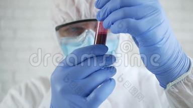 穿着防护服的医生在医院实验室进行冠状病毒感染血液检测