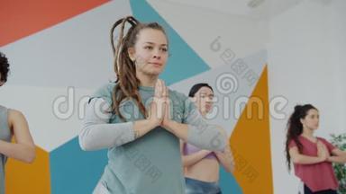 快乐的女<strong>瑜伽</strong>生<strong>在做</strong>平衡运动，手牵手