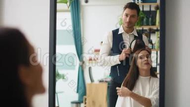 美发店的发型师和女顾客