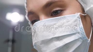 女外科医生戴着外科口罩，低头看<strong>病人</strong>，然后站在班长或旁边。 行动
