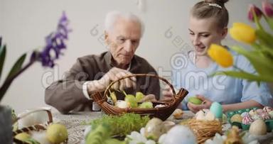 老人和年轻妇女把复活节彩蛋放进篮子里。