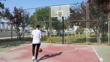 打篮球。