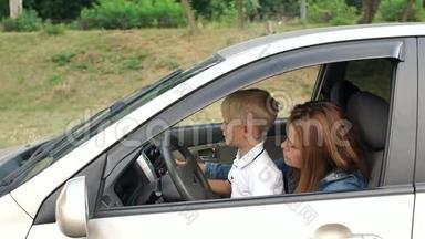 一个小男孩和他的母亲坐在汽车的<strong>车轮</strong>上，打开<strong>雨</strong>刷。