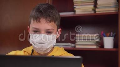 青少年在家在线学习，带着笔记本电脑戴着面膜。 在一个有衣柜的房间里