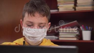 十几岁的孩子<strong>在家</strong>里用笔记本电脑<strong>上网</strong>，戴着防护面罩，背景是一个木制的的防护面罩