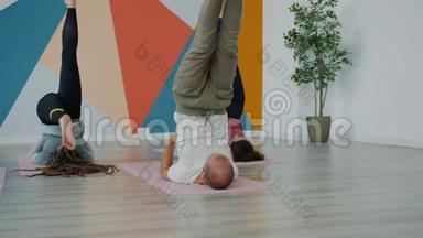 一组<strong>瑜伽学生</strong>在练习倒姿势时，把腿抬高躺在垫子上