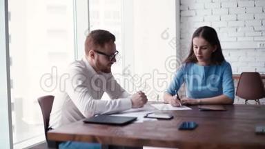老板是一个年轻的女人，在公司员工面前在纸上做笔记