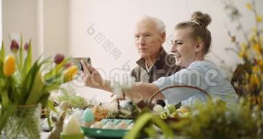 孙女和老人在复活节假期和家人视频聊天