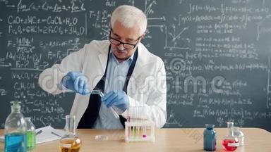 做化学测试的成熟的科学家在实验室做笔记