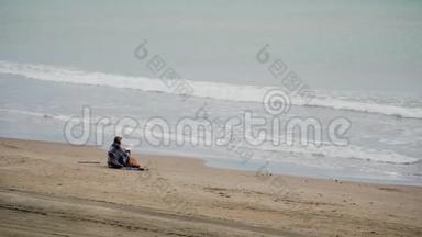 <strong>风天</strong>坐在海边舒适温暖的毯子里的女人看书。 一般短