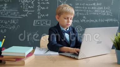 认真的小男孩在学校上网学习，集中在教育上