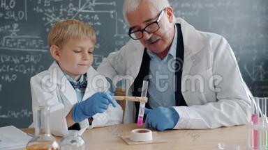 化学家、<strong>儿童</strong>和<strong>教师</strong>忙于实验，使用试管和燃烧器
