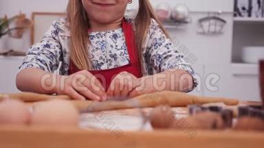 小女孩在玩饼干面团，用手擀面