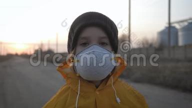 大气污染与人民健康理念.. 在工业工厂烟雾背景上戴防护面罩的女孩子。