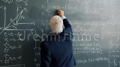 在室内黑板上写公式的智能人的慢动作