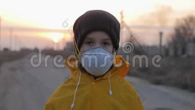 在工业工厂烟雾背景上戴防护面罩的<strong>女孩子</strong>。 大气污染与人民健康理念..