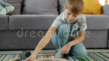 快乐的小男孩在家玩木玩具汽车，享受自由的游戏