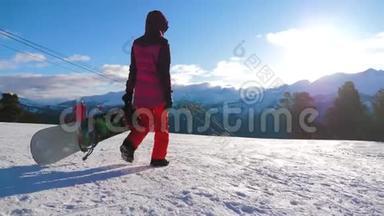滑雪场山顶带滑雪板的女孩滑雪板。冬季运动与寒假概念。晴朗的冬天