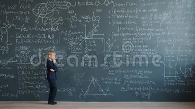 小天才在思考科学，在课堂上用公式看黑板